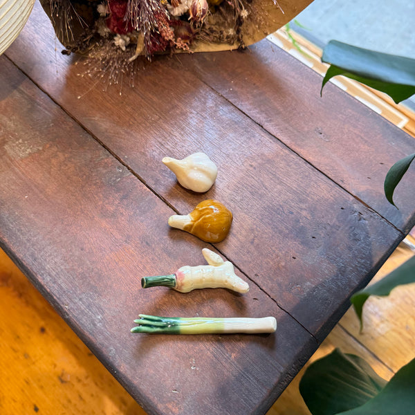 piecesofthepast ワシントン レリック 検 EternalCuts Garlic Chopstick Rest – Handmade Japanese Ceramic Hashioki