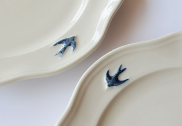 Detail shot of the blue bird on the 9" Studio M' early bird oval plate